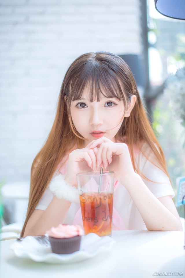 “刚死不久？”虎卫统领闻言目光一瞪，脱口道：“小心！”
